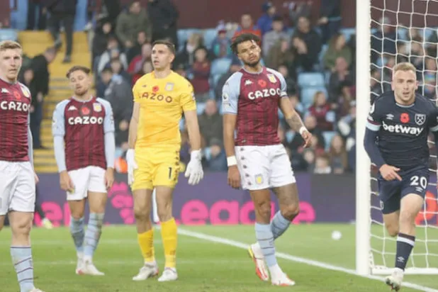 دفاع أستون فيلا... هكذا بدا وشباكه تتلقى الأهداف أمام وستهام (غيتي)