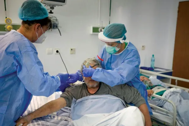 عنبر عناية مكثفة لمرضى «كورونا» في بوخارست برومانيا (أ.ب)