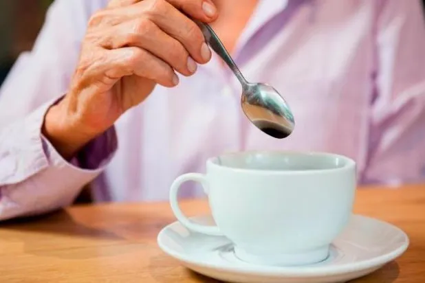 دراسة: القهوة والشاي يقللان خطر الإصابة بالسكتة الدماغية والخرف