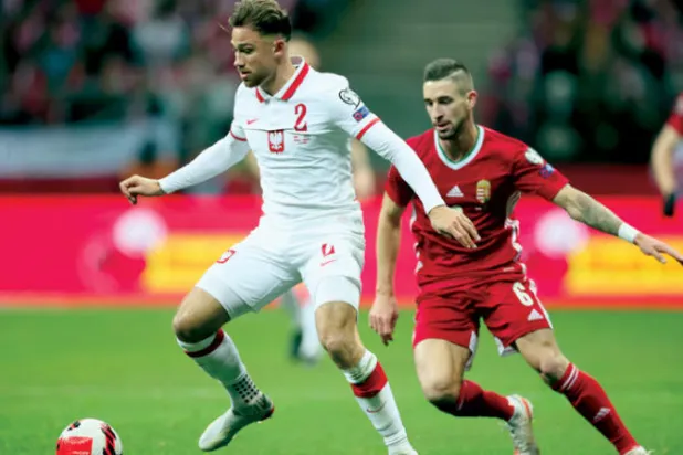 ماتي كاش... مدافع منتخب بولندا الذي وطأت قدماه أرض بلاده للمرة الأولى الاثنين الماضي