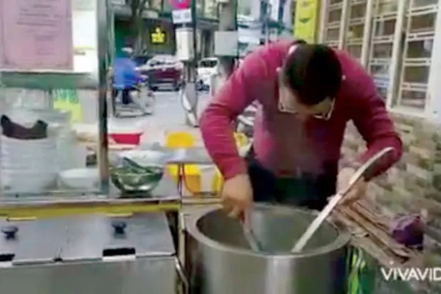 بوي توان لام يطبخ في متجره للحم البقر بفيتنام (رويترز)