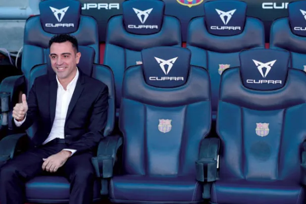 تشافي يأمل في وضع بصمته سريعاً كمدرب لبرشلونة بداية من مواجهة إسبانيول (رويترز)