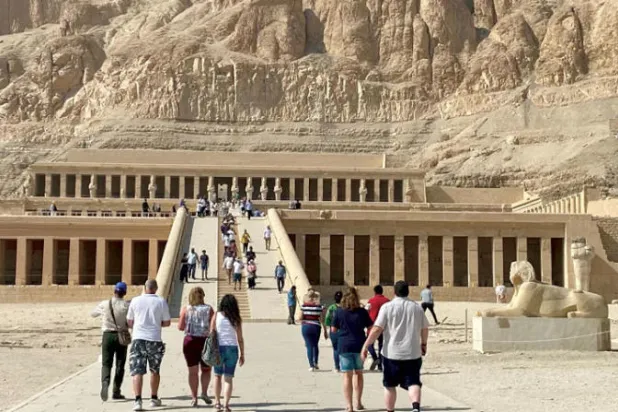 السياح أمام معبد حتشبسوت