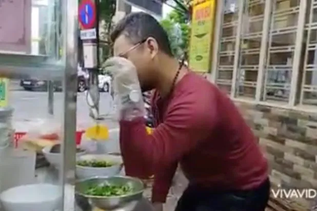 في فيتنام... استدعاء بائع نودلز لتقليده للطاهي التركي الشهير نصرت