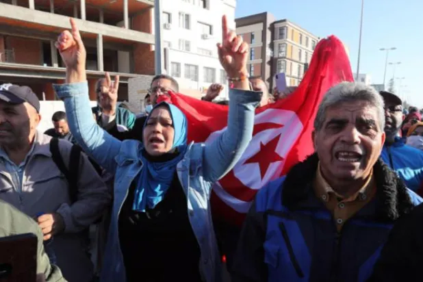 Tunus: Görevlerinden ihraç edilen onlarca Tunuslu güvenlik gücü protesto gösterisi düzenledi