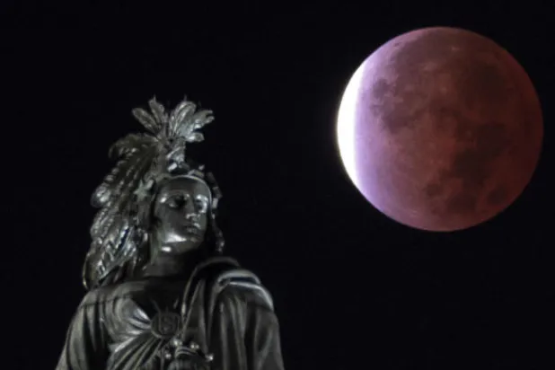 «قمر الدم»... خسوف جزئي يزين سماء الليل (صور)