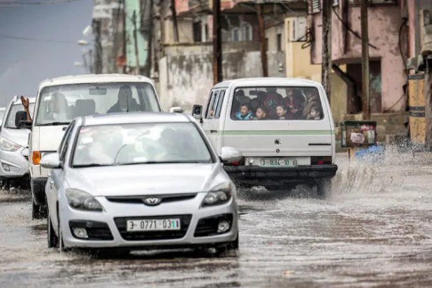 شوارع غزة تغرق بالأمطار