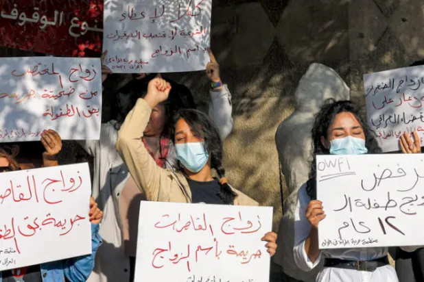 عراقيات يصفن زواج فتاة تبلغ 12 عاماً بـ{الاغتصاب»