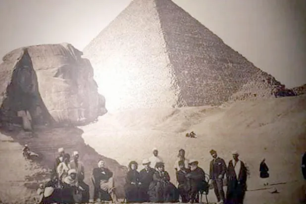 الإمبراطور وزوجته خلال زيارتهما للأهرامات