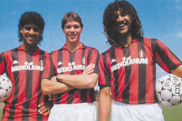 الثلاثي الهولندي خوليت وفان باستن وريكارد في ميلان عام 1989 (غيتي)