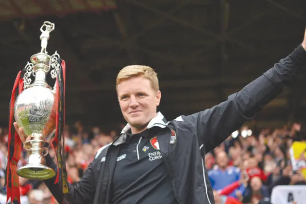 هاو وكأس صعود بورنموث إلى الدوري الإنجليزي الممتاز عام 2015 (غيتي)