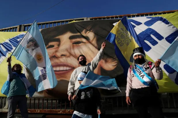 الجماهير تحيي الذكرى السنوية الأولى لرحيل الأسطورة مارادونا