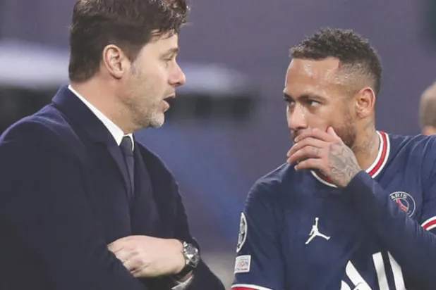 بوكيتينو المدير الفني لسان جيرمان مع نيمار أحد «الملوك الثلاثة» في فريقه (أ.ف.ب)