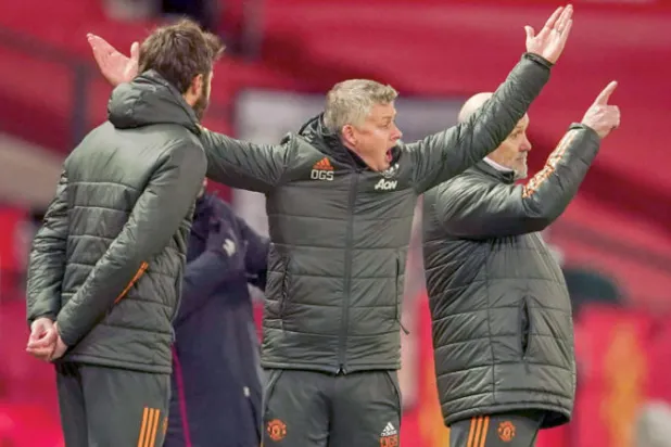 سولسكاير خلال مباراة وستهام على ملعب يونايتد في مارس الماضي (أ.ب)