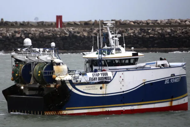 صيادون فرنسيون يعطّلون حركة العبّارات بسبب الخلاف مع بريطانيا