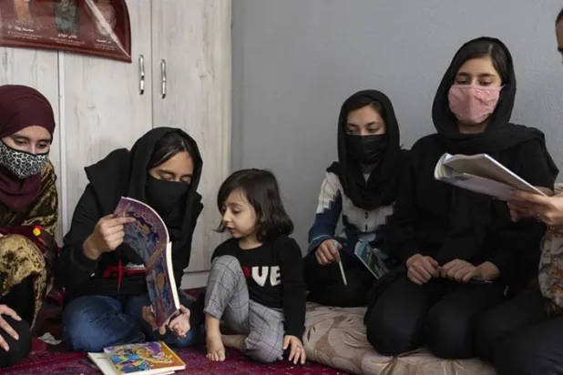 Afganistan'da öğretmenler, Taliban'ın yasağını delerek kız çocuklarına gizlice eğitim veriyor