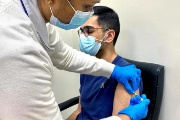 BAE, tüm sakinlerinin Kovid-19 aşısının ilk dozunu aldığını duyurdu