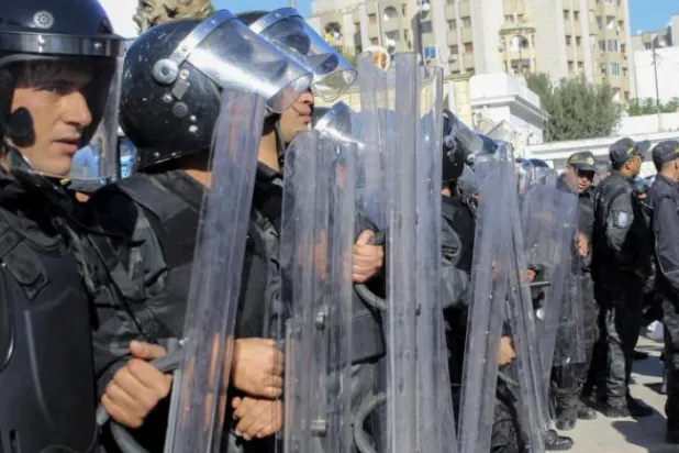 Tunus'ta bıçak ve baltayla İçişleri Bakanlığı binasına girmeye çalışan kişi etkisiz hale getirildi