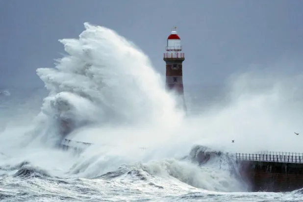 عاصفة عاتية تجتاح شمال المملكة المتحدة وتودي بحياة شخص