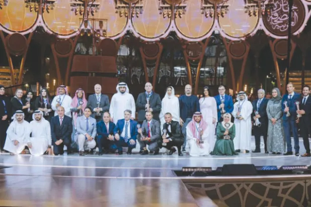 الشيخ أحمد بن محمد بن راشد ومنى المري في صورة جماعية مع الفائزين ومقدمي الحفل وأعضاء نادي دبي للصحافة