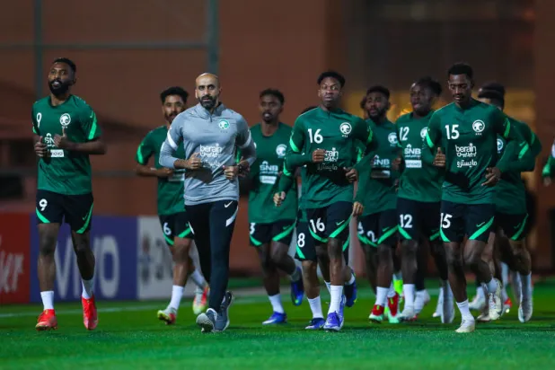 الأخضر السعودي يبدأ تدريباته في قطر... ويركز على «الاستحواذ»