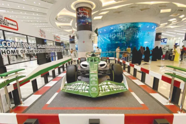 سيارة «فورمولا» تستقبل المسافرين والوفود المشاركة بمطار جدة (الشرق الأوسط)