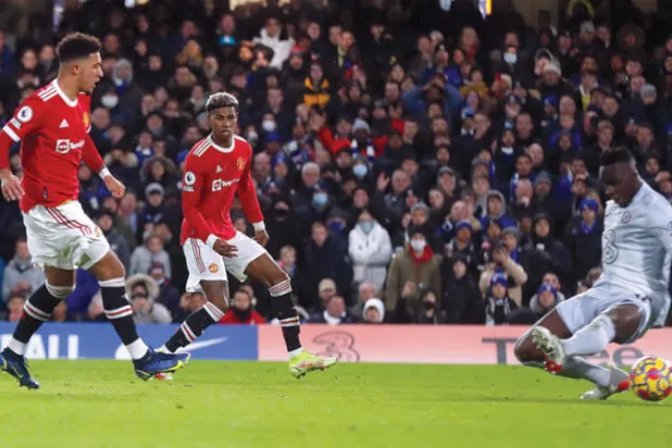 سانشو يهز شباك تشيلسي ويفتح سجله التهديفي في الدوري الإنجليزي (رويترز)