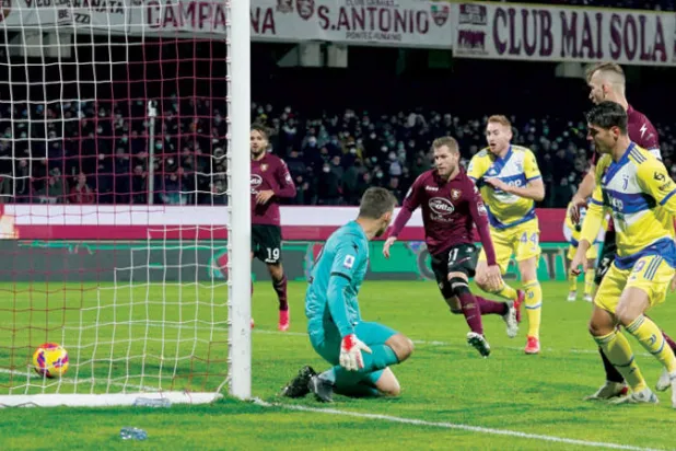 موراتا (يمين) يضيف الهدف الثاني ليوفنتوس (إ.ب.أ)