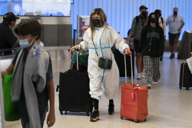 «الصحة العالمية»: منع السفر لن يوقف انتشار «أوميكرون»