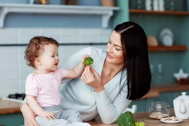 حيلة بسيطة تجعل طفلك يتناول أطعمة صحية بكميات أكبر