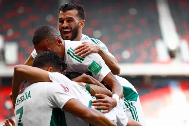 فرحة جزائرية بهدف المهاجم بغداد بو نجاح ( أ.ف.ب) 