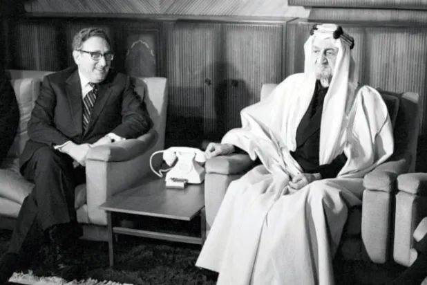 الملك فيصل بن عبد العزيز مستقبلاً كيسنجر عام 1973 في الرياض (غيتي)