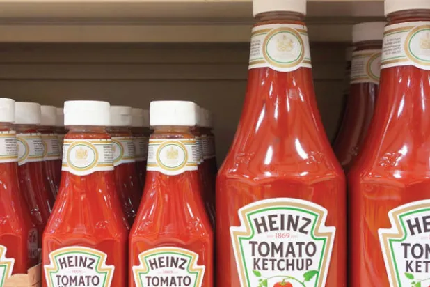 أصبح الكاتشب رمزاً لانقسام ثقافي أعمق بكثير  في عالم كرة القدم الانجليزية (غيتي)