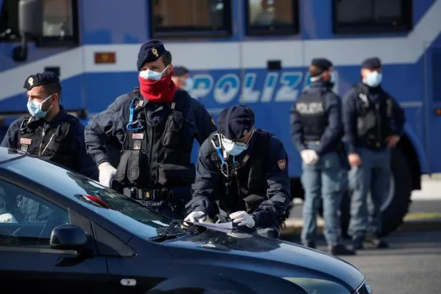 إيطاليا: اعتقال 280 من العاملين بقطاع الصحة غير الملقحين ضد «كورونا»