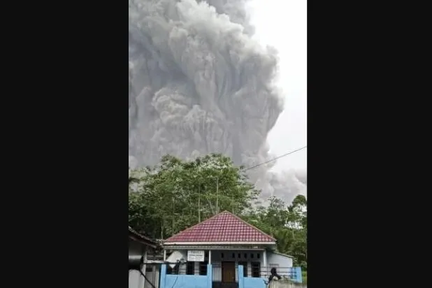 بالفيديو... ذعر بين السكان مع ثوران بركان «سيريمو» في إندونيسيا