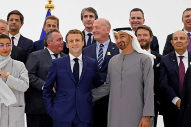 Cumhurbaşkanı Macron ve Abu Dabi Veliaht Prensi Şeyh Muhammed bin Zayed başkanlığındaki heyetler, 3 Aralık’ta düzenlenen Expo 2020 Dubai etkinliklerinde hatıra fotoğrafı çektirdi. (AFP)
