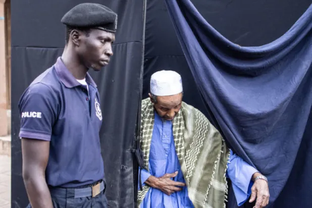 الانتخابات الرئاسية في غامبيا تمثل اختباراً للديمقراطية الناشئة