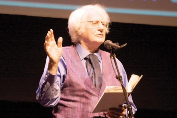 روبرت بلاي الشاعر الأميركي الذي انتقد حروب بلاده