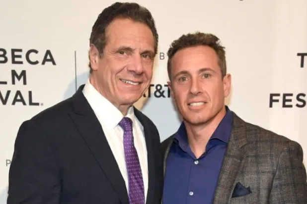 «سي إن إن» تسرح المذيع كريس كومو بسبب مساعدته شقيقه حاكم نيويورك السابق