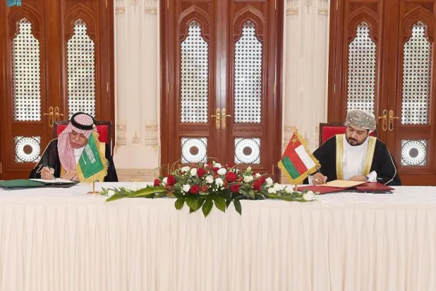 السعودية  وعُمان توقعان خمس مذكرات تفاهم في المجالين التجاري والإعلامي
