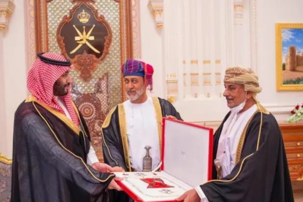 Umman Sultanı, Suudi Arabistan Veliaht Prensi’ne ‘Umman Şeref Nişanı’ takdim etti
