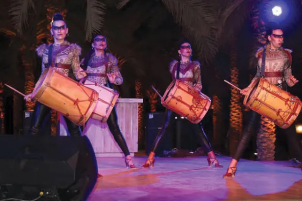 عروض استعراضية تضيف رونقاً لأجواء «ذا جروفز» (تصوير: صالح الغنام)