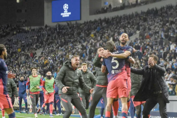 سيميوني ولاعبوه وفرحة تأهل أتلتيكو مدريد (أ.ف.ب)