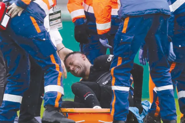 الإصابة الأخيرة التي تعرض لها نيمار أمام سانت إتيان (رويترز)