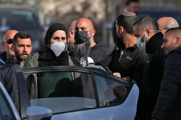 قوات الأمن الإسرائيلية تعتقل فلسطينية من مدرسة في حي الشيخ جراح بعد حادثة الطعن أمس (أ.ف.ب)
