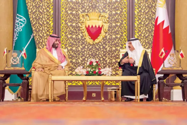 الملك حمد بن عيسى والأمير محمد بن سلمان خلال جلسة المباحثات التي عقدت في قصر الصخير أمس (واس)