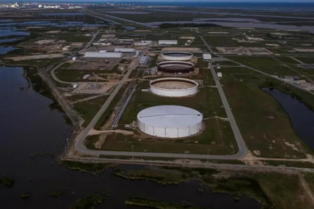 ABD stratejik petrol rezervlerini satmaya başlıyor