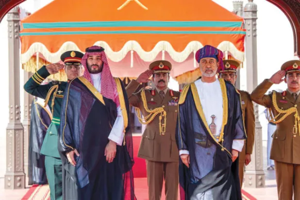سلطان عُمان هيثم بن طارق مستقبلاً ولي العهد السعودي في العاصمة مسقط (واس)