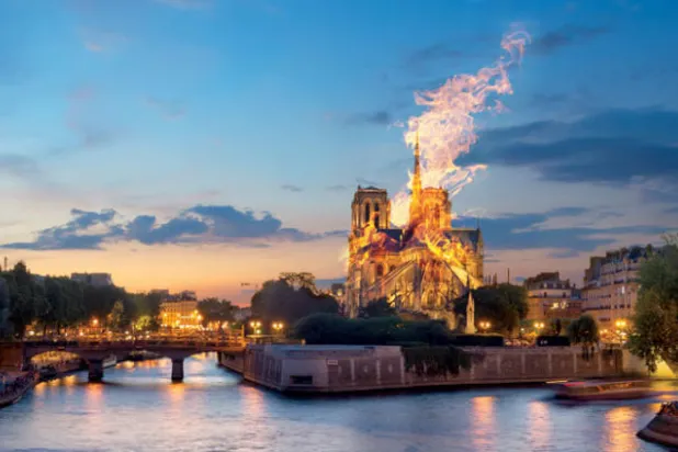 حريق كاتدرائية «نوتردام» باريس في 15 أبريل 2019 (شاترستوك)