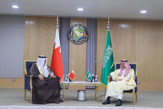 خادم الحرمين يتلقى رسالة خطية من ملك البحرين تتناول علاقات البلدين